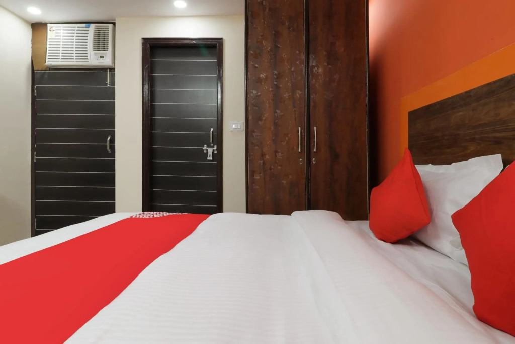 Flagship 75893 Hotel Maharaja Gold