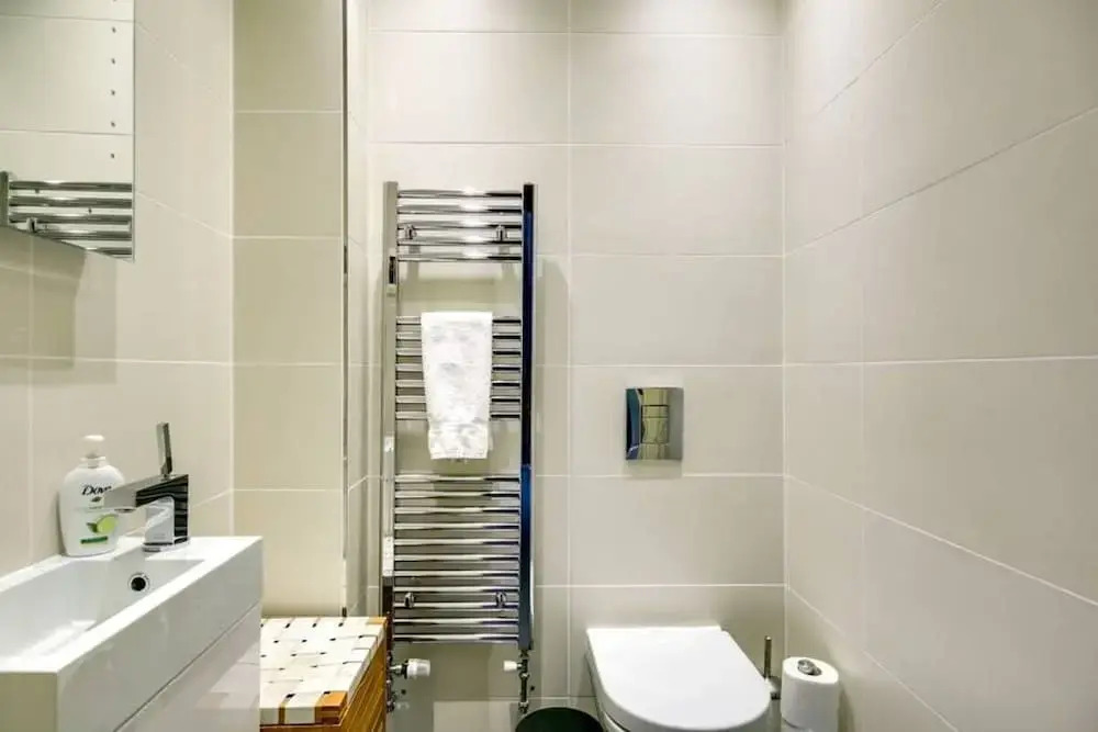 Stylish 2 bed 3 Storey House With Mezzanine