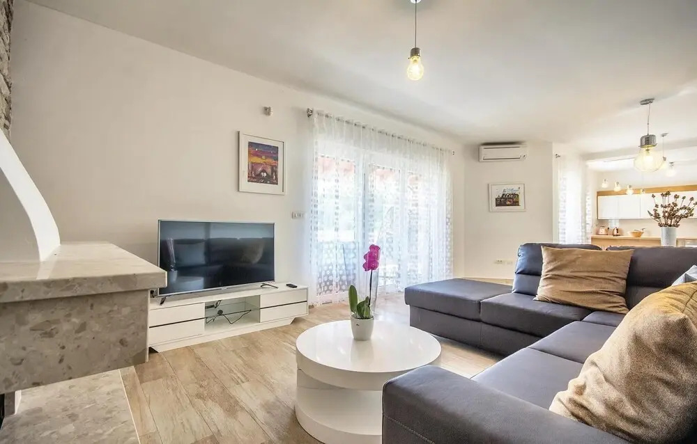 Awesome Home in Premantura With Wifi and 5 Bedrooms