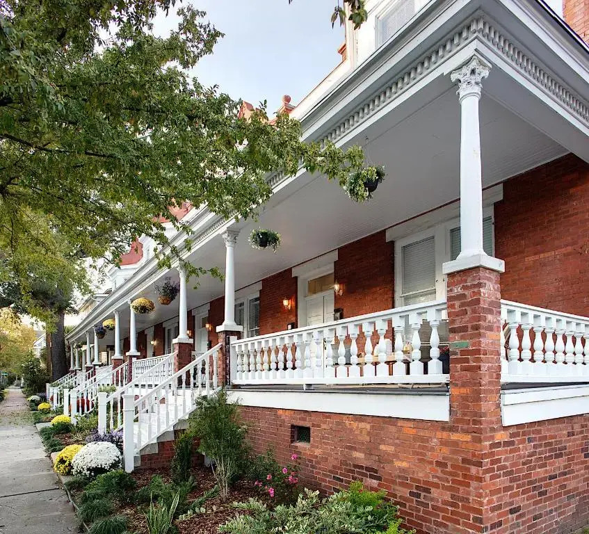 416A Waldburg st · Newly Renovated 1920's Historic District Apt