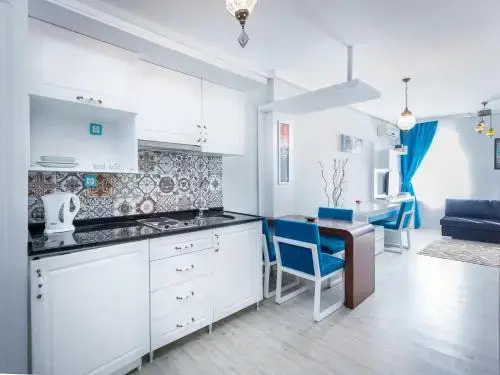 De Moon Suites Hotel