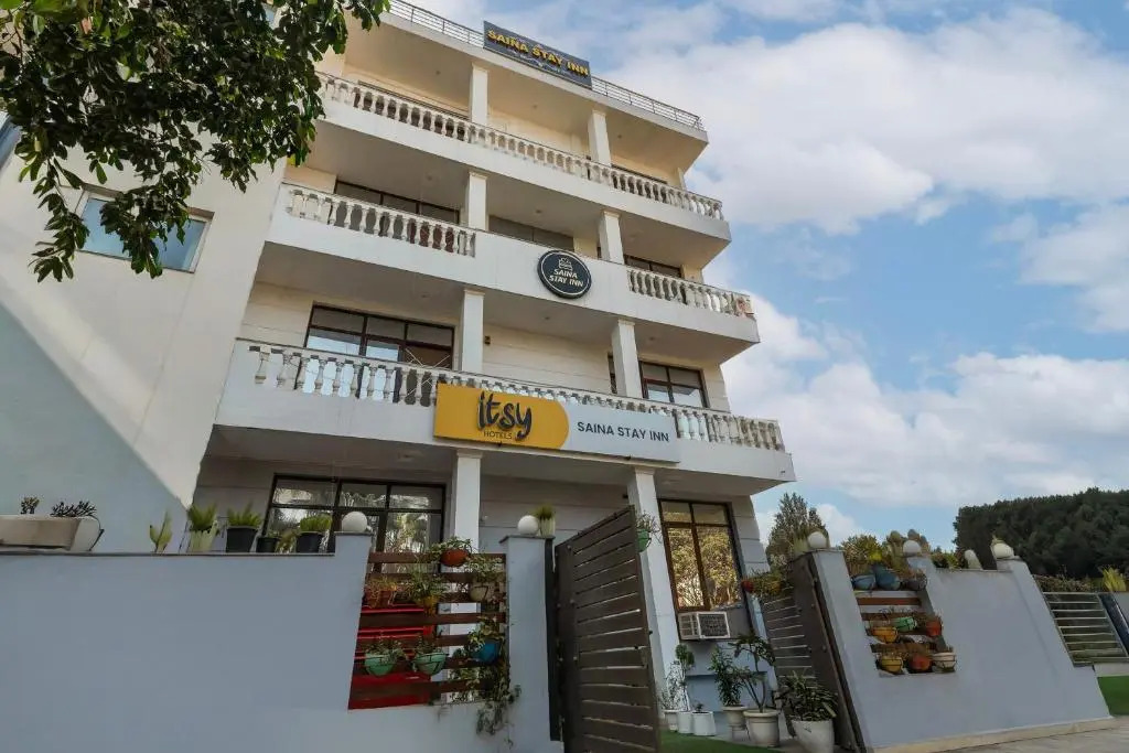 Itsy Hotels Saina Stay Near 32 Milestone