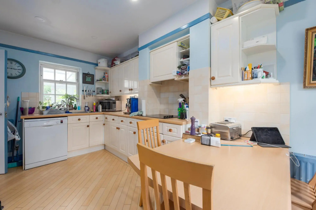 Cottage With a Garden in Golders Green by Underthedoormat