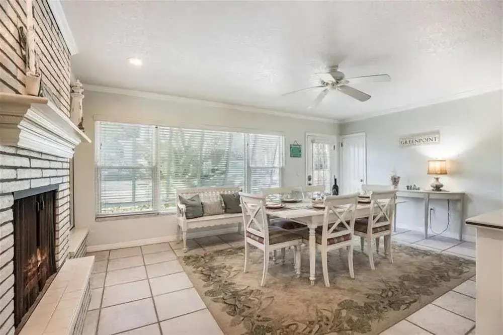 Debby's Place 3 Bedroom Home by RedAwning