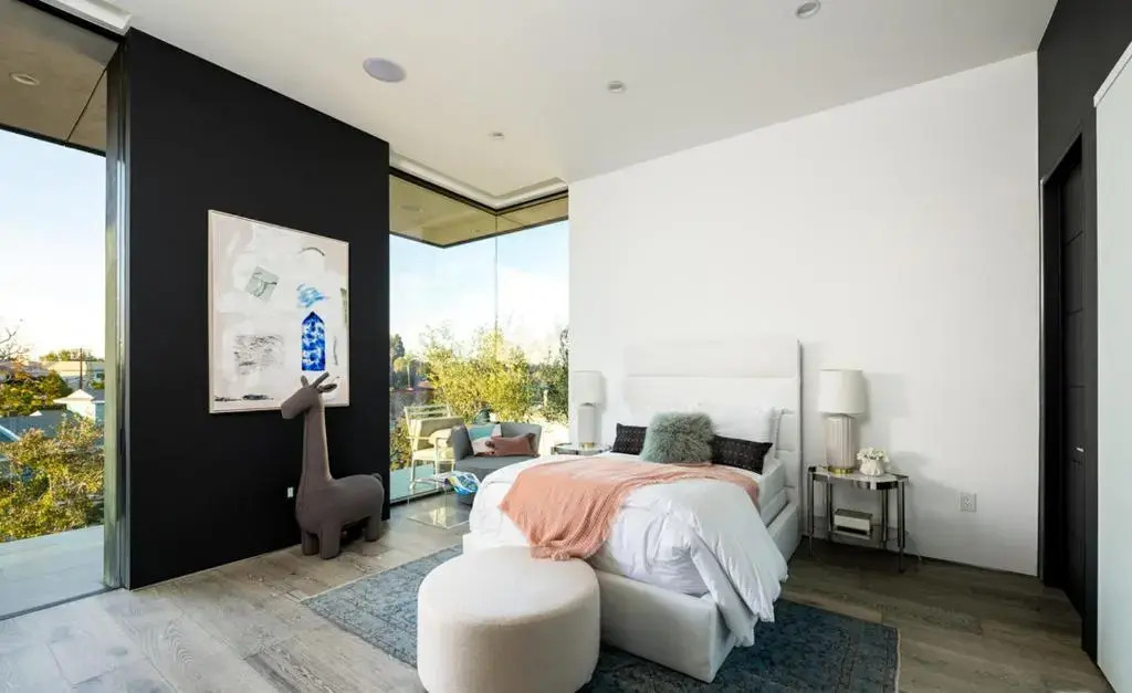 Sophisticated Modern Retreat in Bel Air
