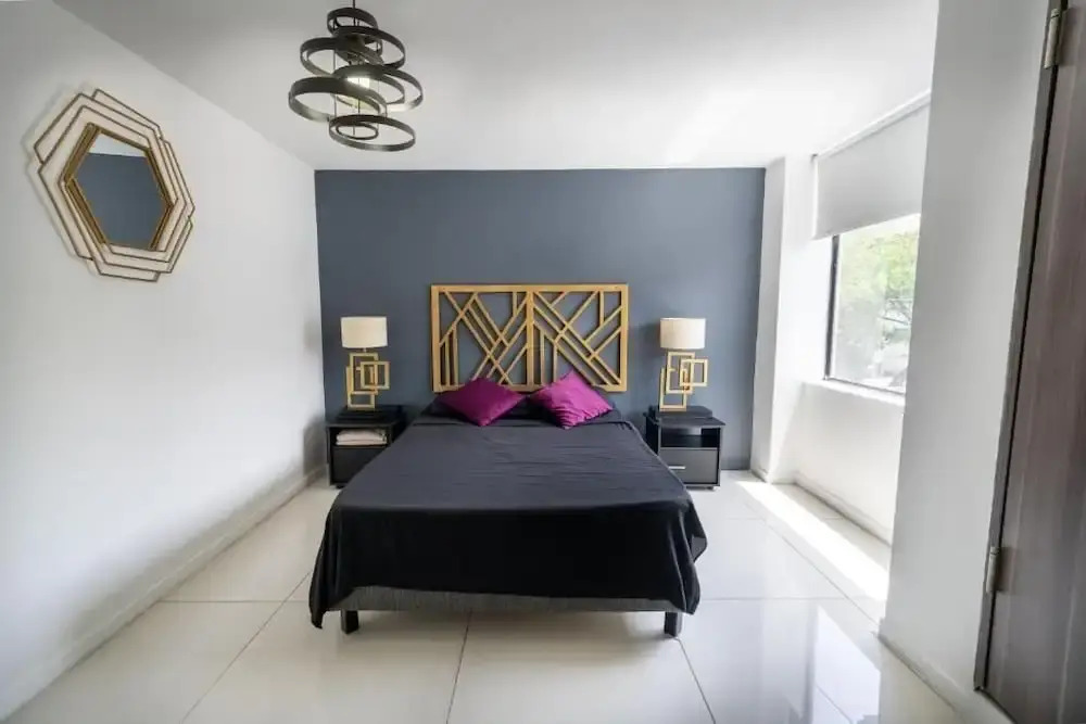 2 bedroom apartment 1 block Lleras park