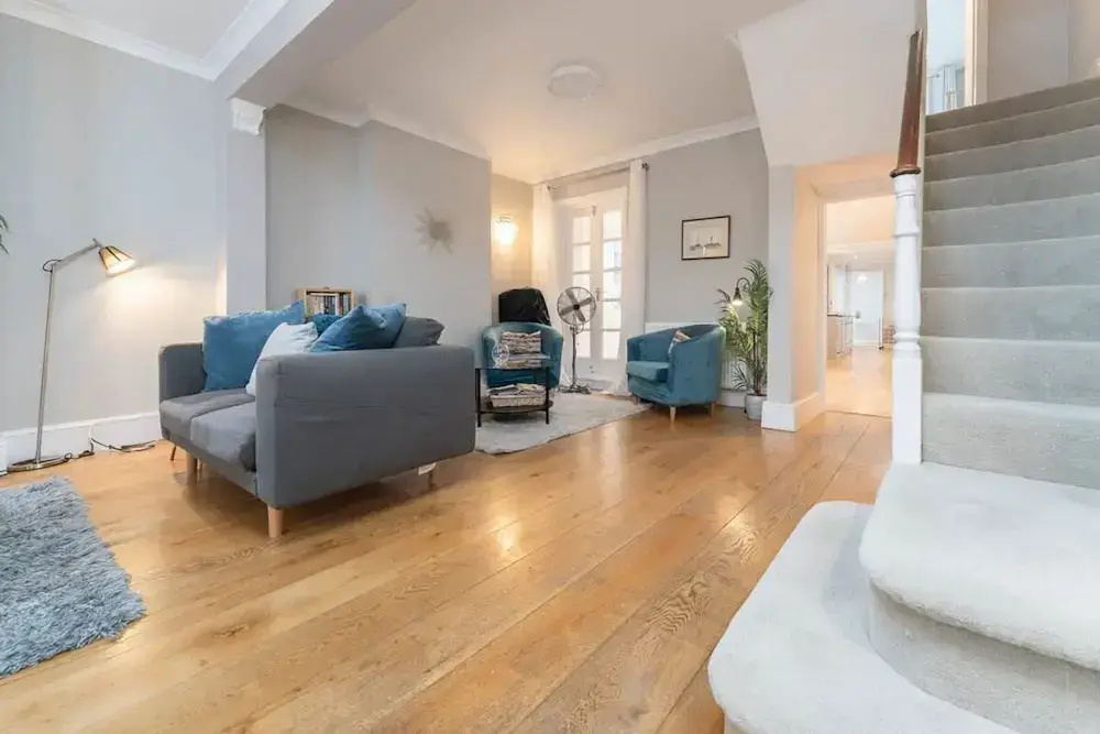 Host Stay Temple Street Townhouse