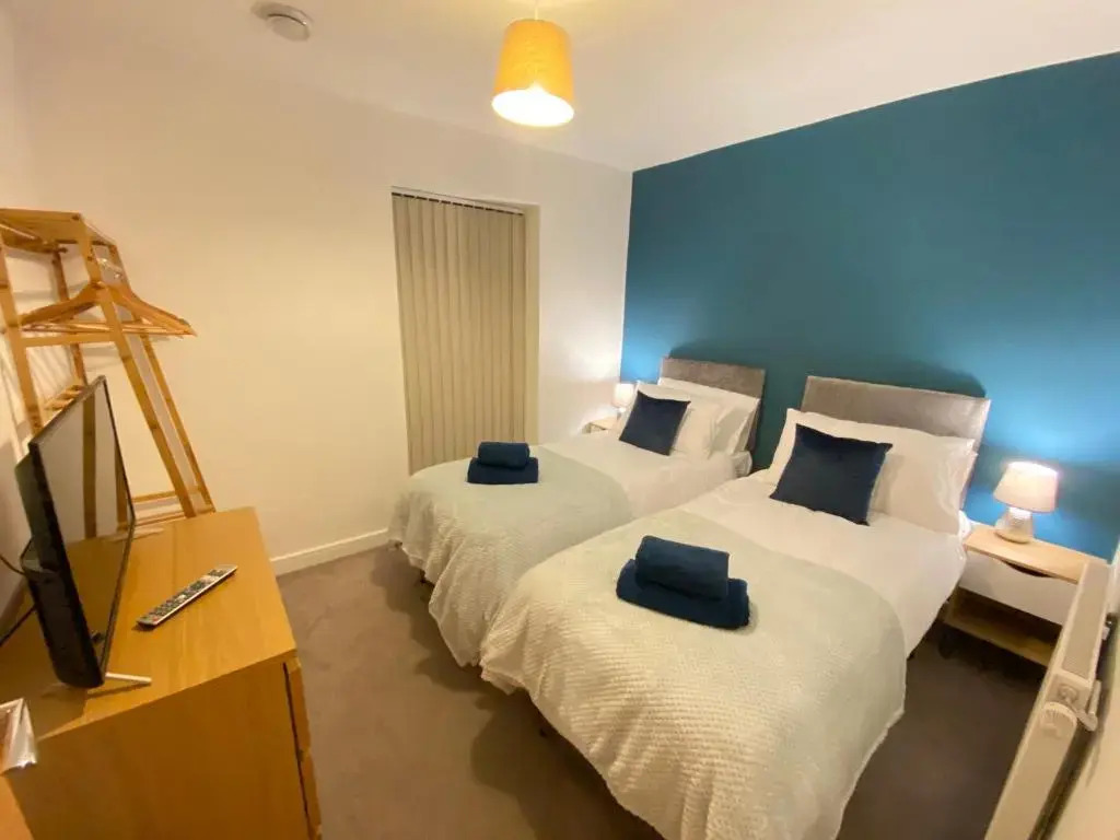 3 Bedrooms doubles or singles, 2 PARKING SPACES! WIFI & Smart TV's, Balcony