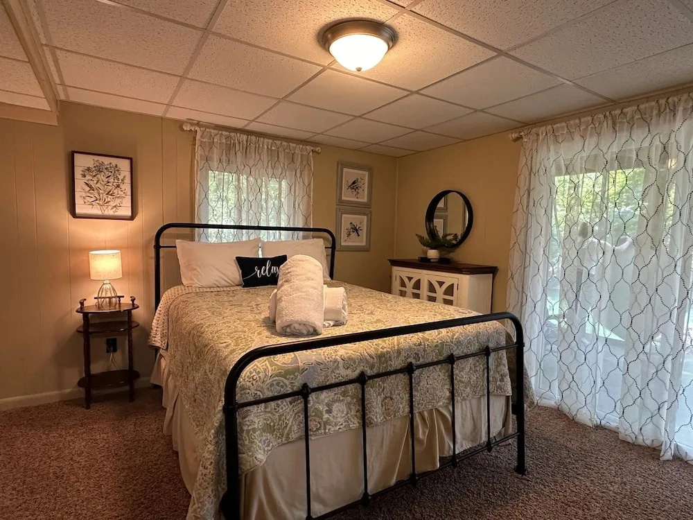 Humble Hideaway - Inviting Lakefront Home With Firepit, Balcony & W/D - Dog-friendly