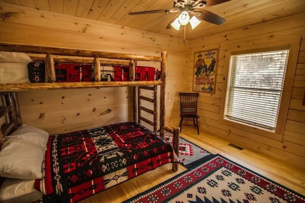Large Lakefront Cabin W/kayaks And Boathouse 5 Bedroom Home