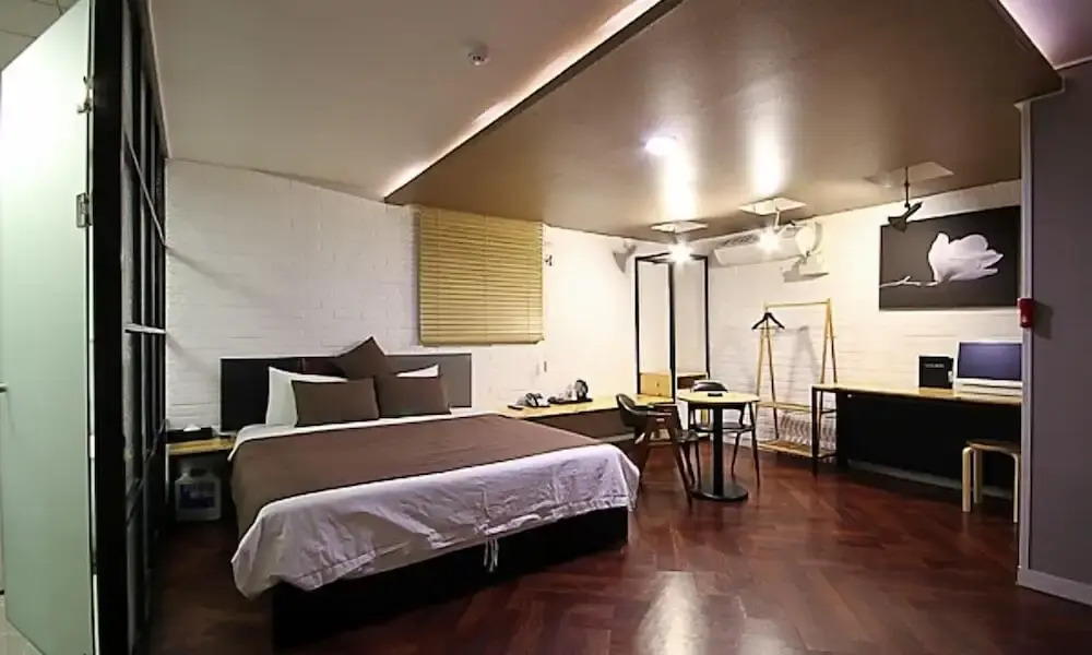 Hotel 385