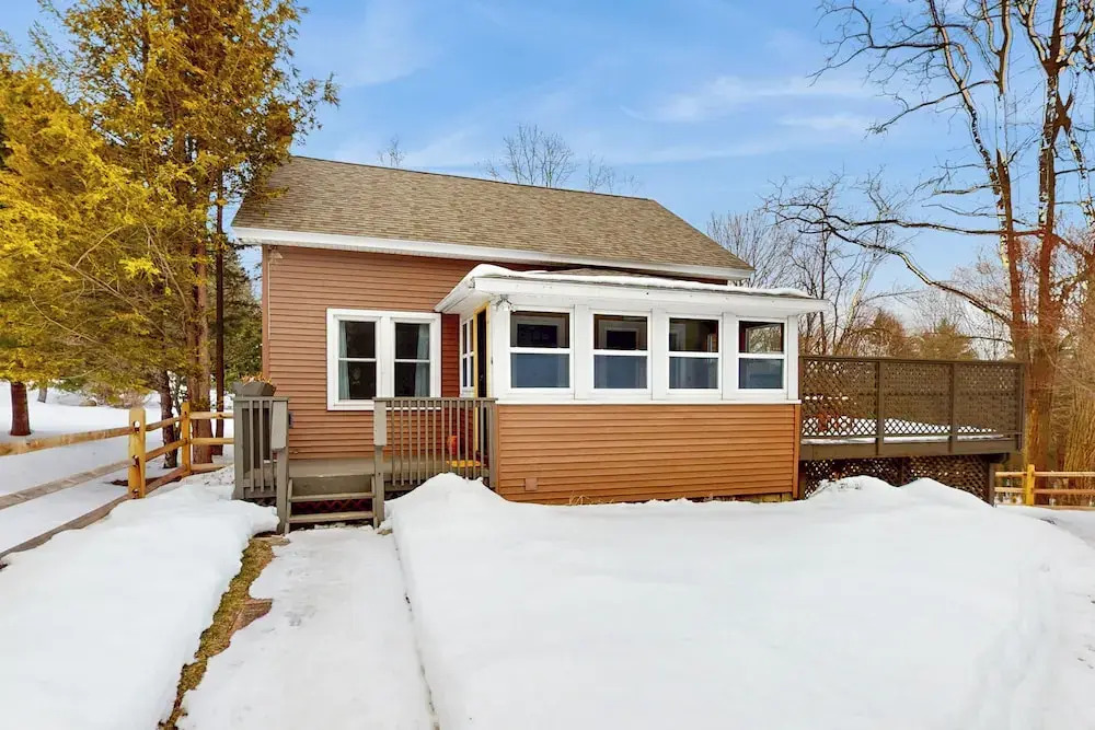 2 Mins to Lake Park, Beach & Town! Cozy Cottage