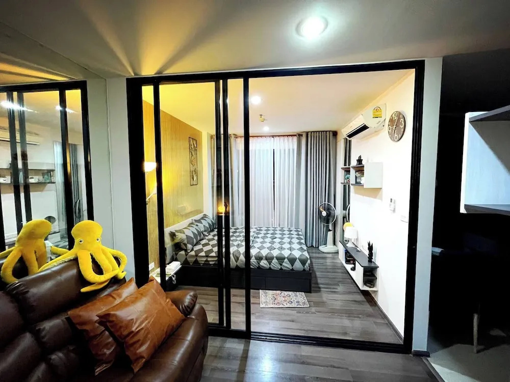 Octopus Suite on Highrise, Skytrain, Fast Wifi and AC