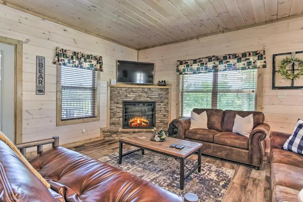 'Madison Bear Garden' 7Bdr w/Hot Tub + Pool Access