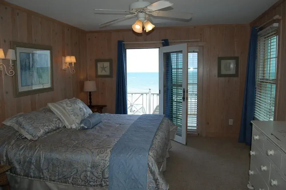 Fins to the Right - 6 Br Home