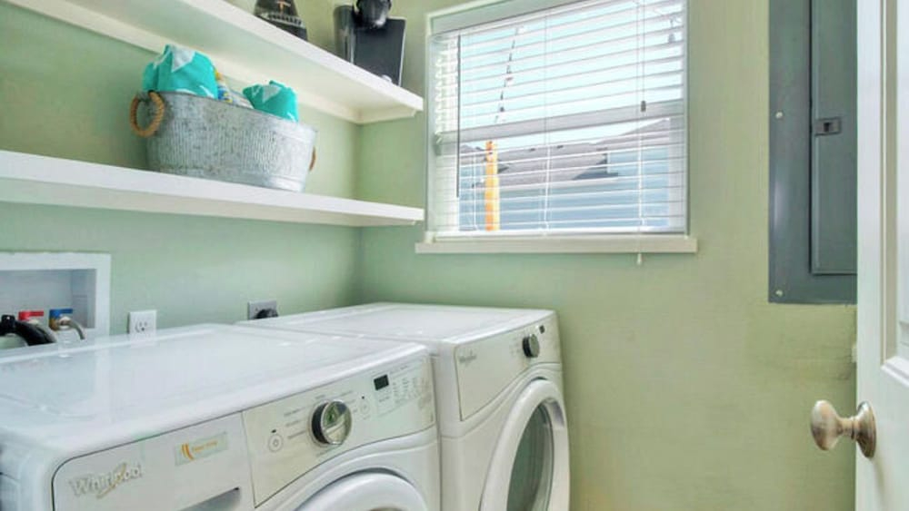 Sleeps 24, 2 Homes Pool, Backyard Tiki Bar, Fire Pit, Cornhole Walk to Beach