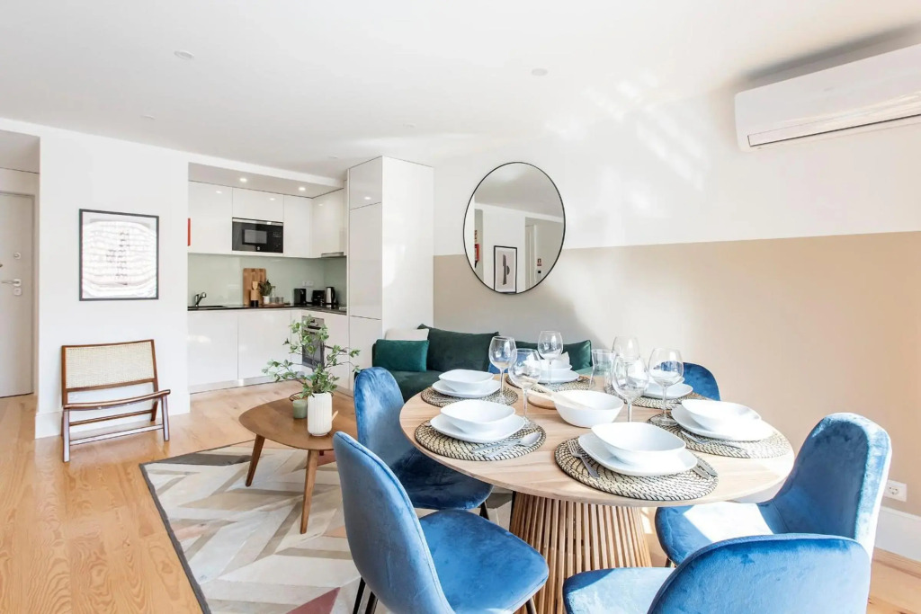 Bright 3BR Flat w/ AC in City Center by LovelyStay