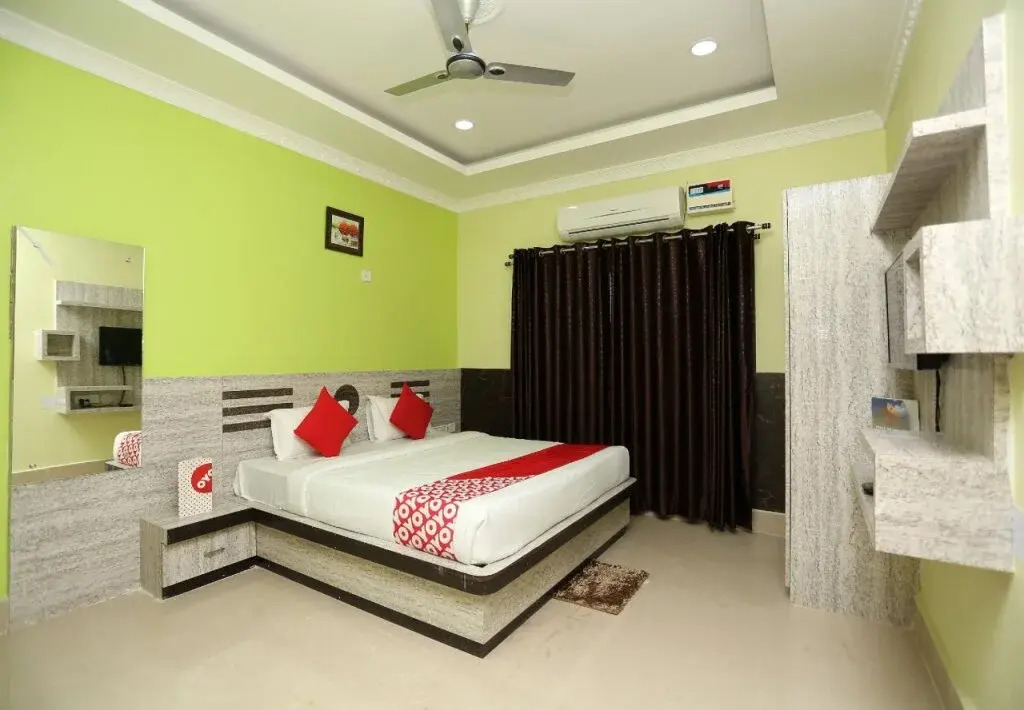 OYO 24317 Aditya Guest House 3