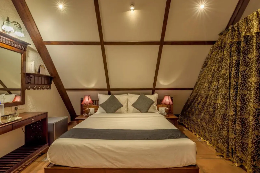 SaffronStays Tudor Rose -5BHK Panchgani Villa with Private Pool, Outdoor Bar & Pet-Friendly