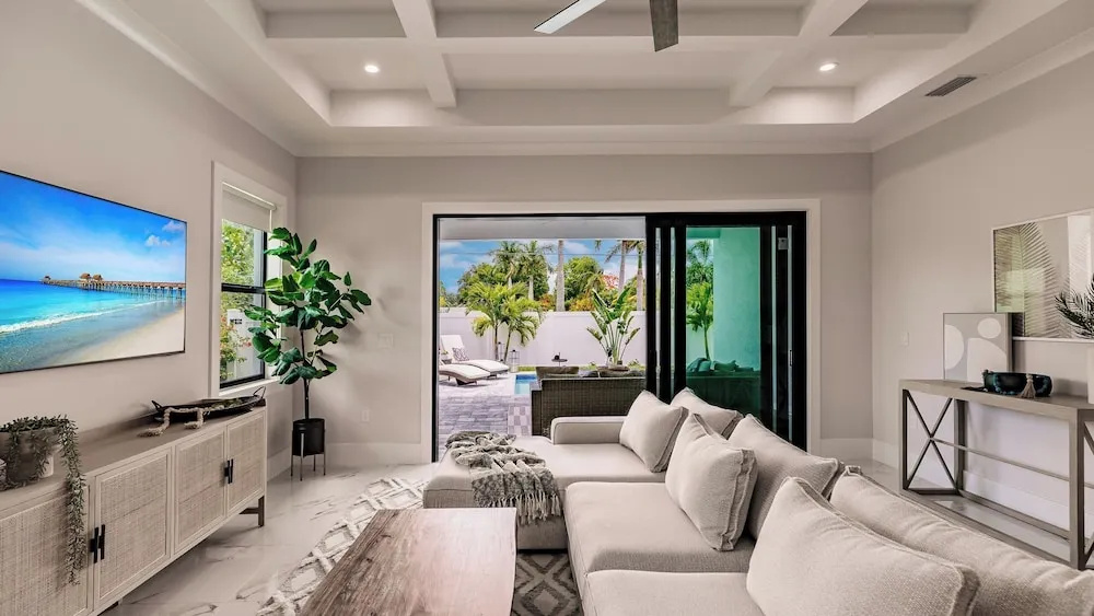Coastal Sol by Avantstay Naples Park Retreat Pool + Outdoor Kitchen + Near Vanderbilt Beach