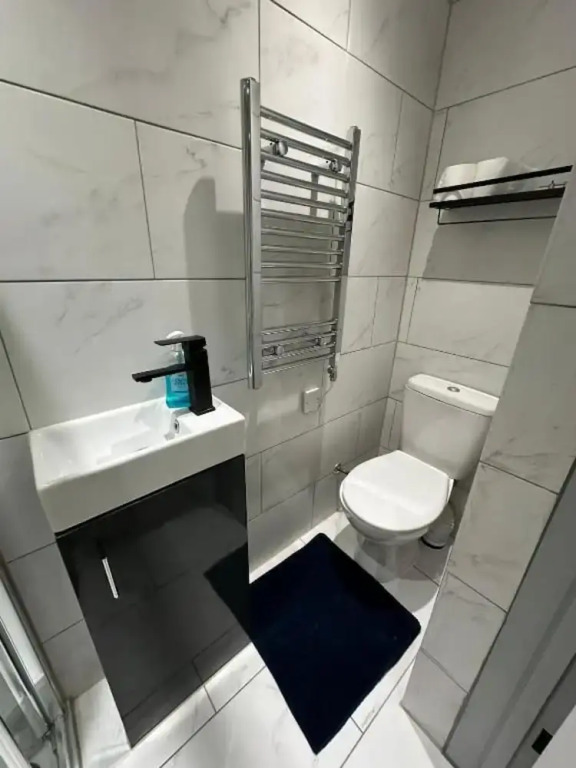 Inviting Studio Flat at Lewisham Way, Se14 London