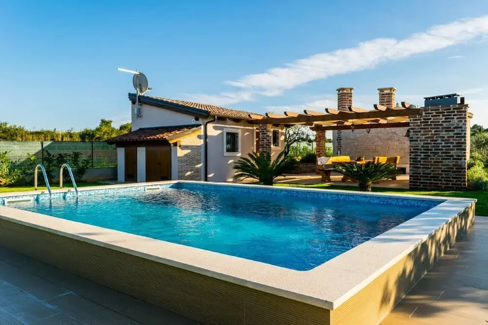 Lovely Holiday Home in Fazana With Swimming Pool