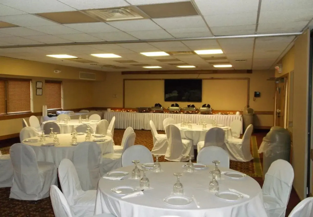 Carlton Lodge Hotel and Suites