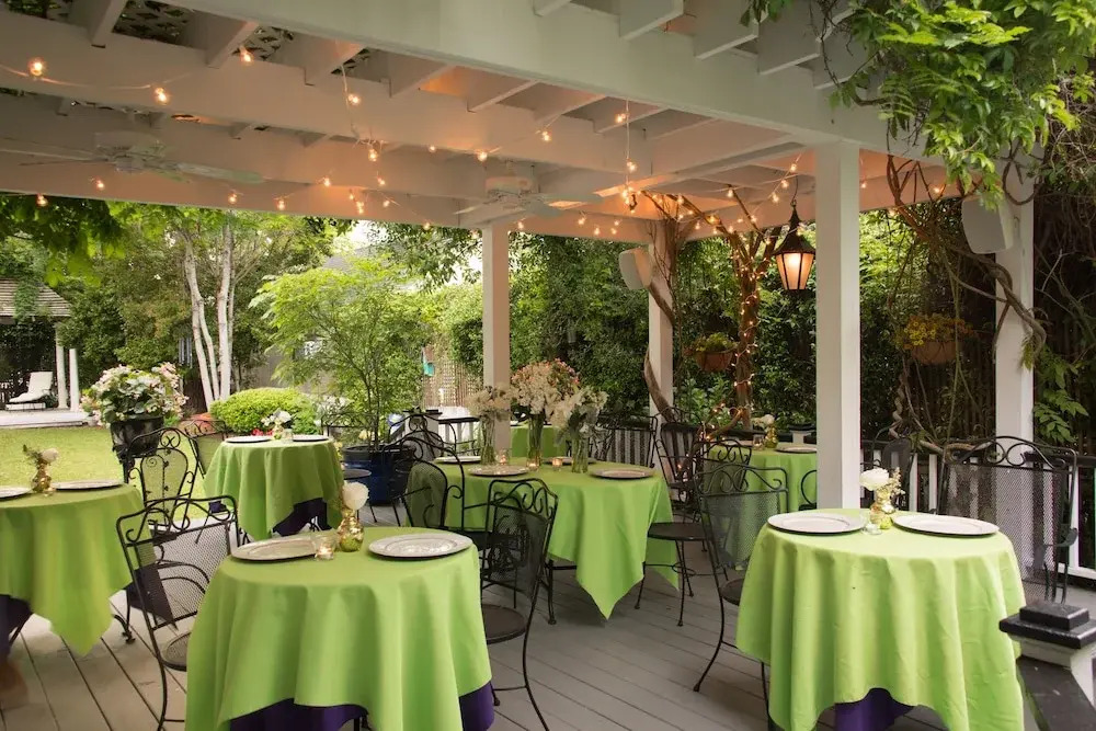 White Doe Inn Bed & Breakfast