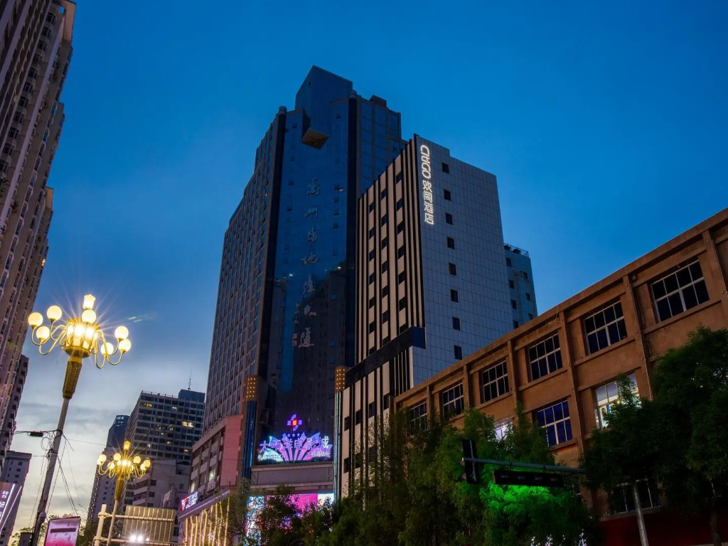 Lvju Smart Homestay (Zhangye Road Pedestrian Street)