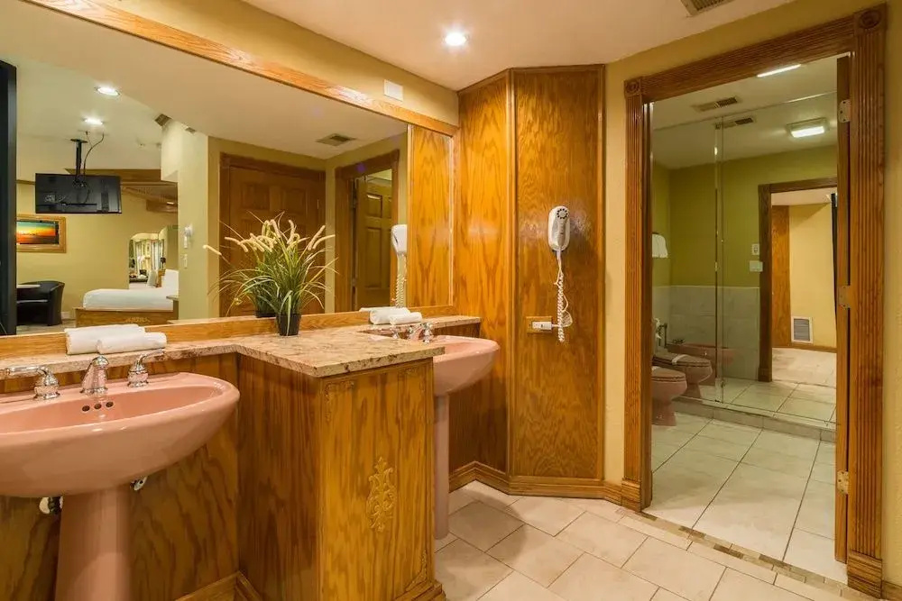 Sybaris Pool Suites Mequon