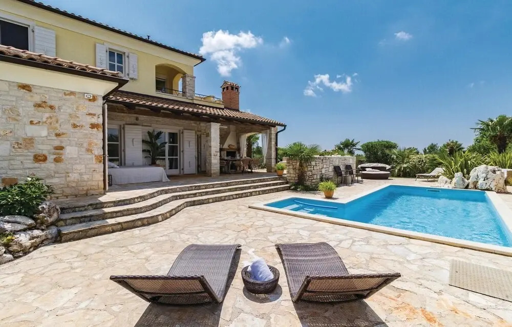 Three-Bedroom Holiday Home In Stifanici