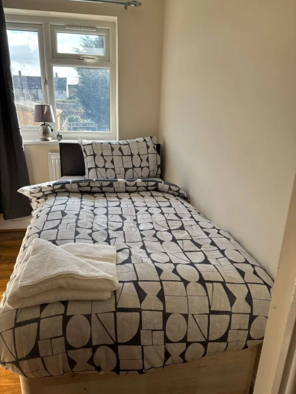 Large & Cozy 5-bed House in a Quiet Dagenham Area