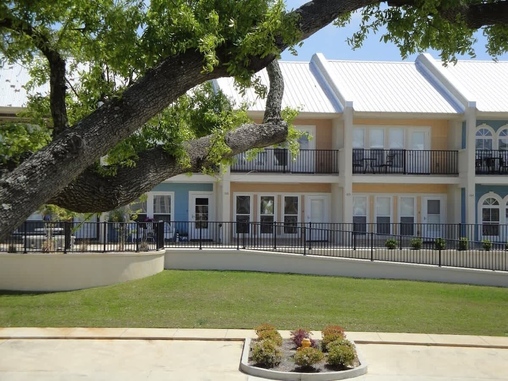 146 Beau Clair - Beachside Townhome With Pool in Long Beach