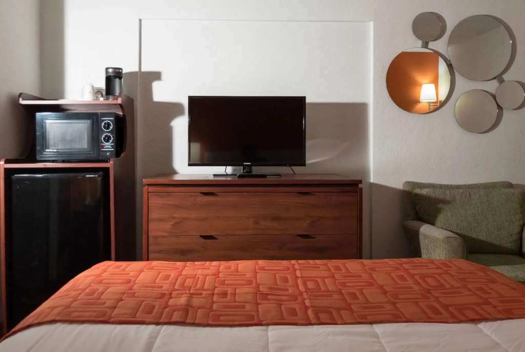 Howard Johnson by Wyndham Waukegan Great Lakes
