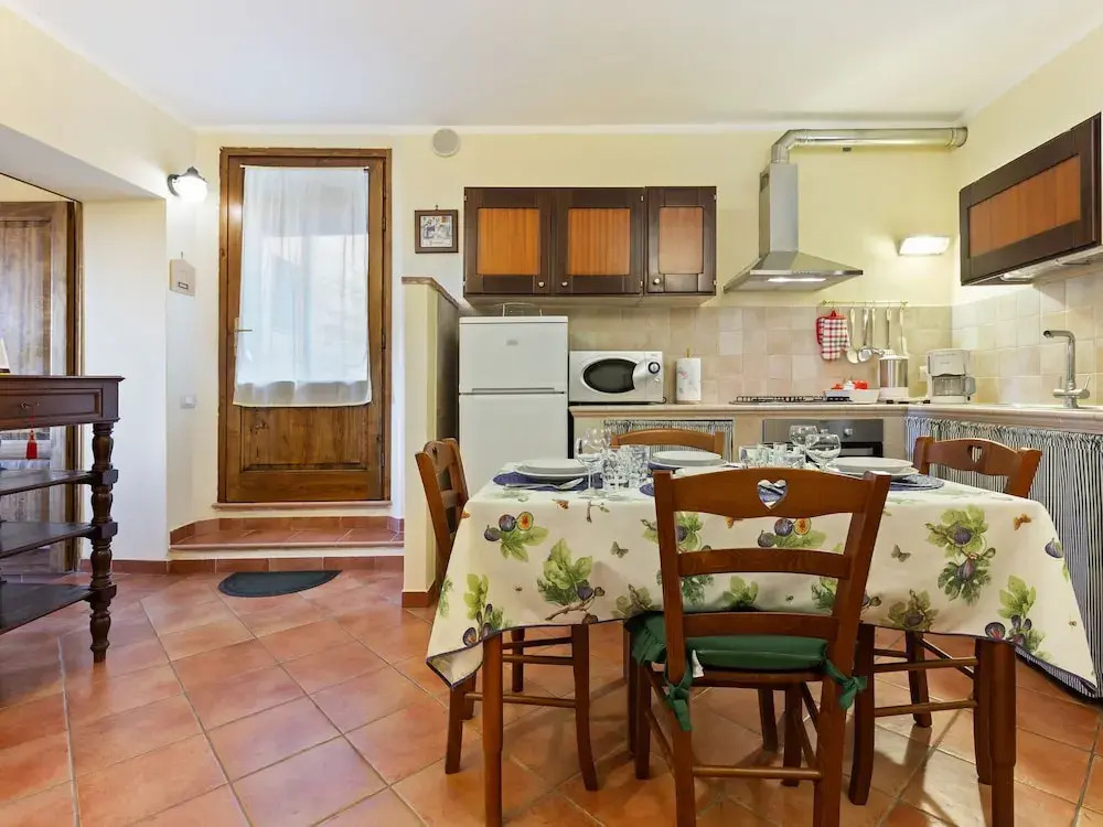 Quaint Holiday Home in Siena with Hot Tub