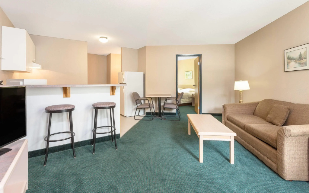 Super 8 By Wyndham Golden
