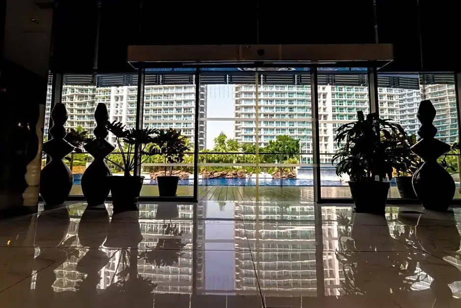 A2JSuites 1BR Azure Smart Home Suite Near Malls & Airport
