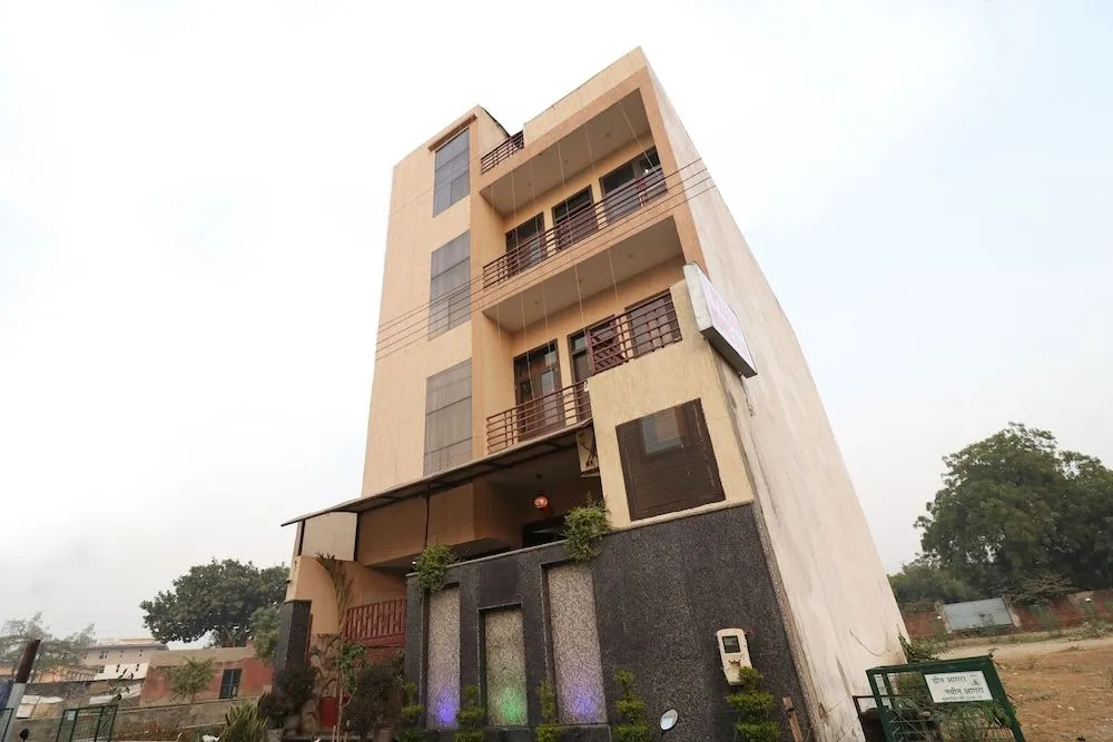 OYO 24879 Royal Taj Home Stay