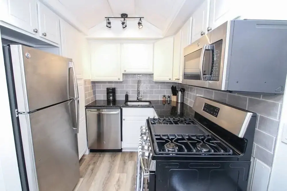 Fantastic Comfort! Downtown + Old City! Sleeps 5!
