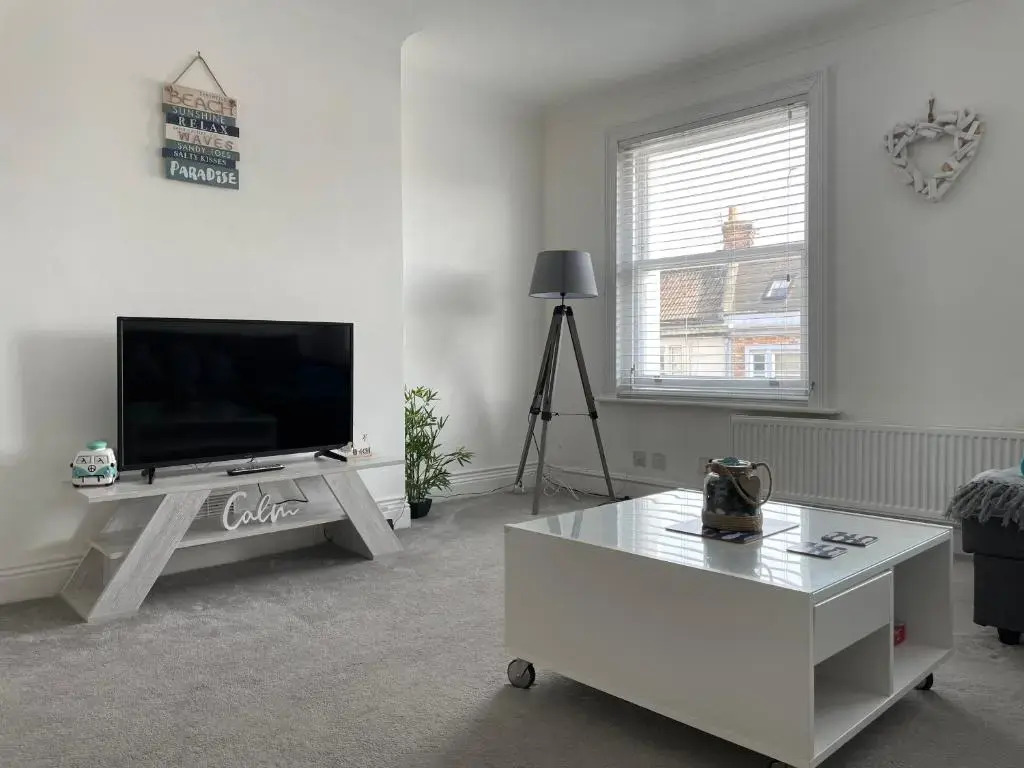 Light and airy 1 bedroom flat 700m from the Beach