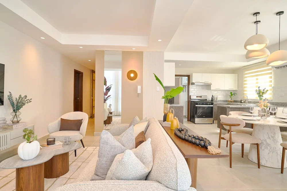 The LUX Natural Art Downtownsd Pool Gym 2BR