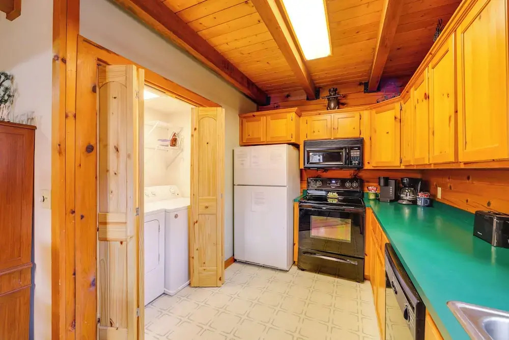 Family Log Cabin w/ Mtn Views, 2 Mi to Tube World!