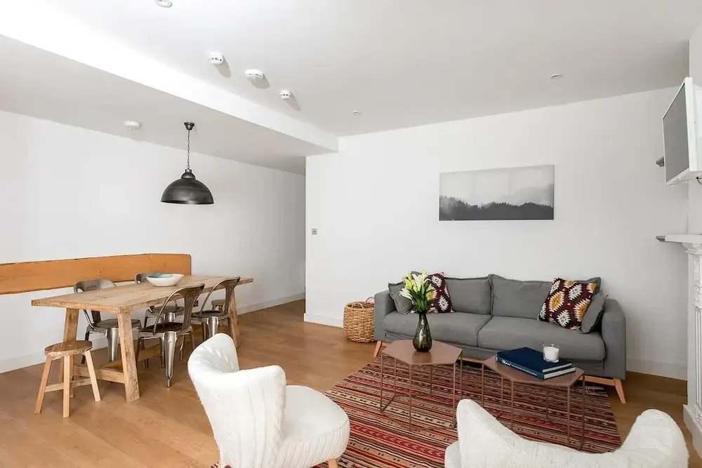 Beautiful 2BR Home in West Kensington, 6 Guests