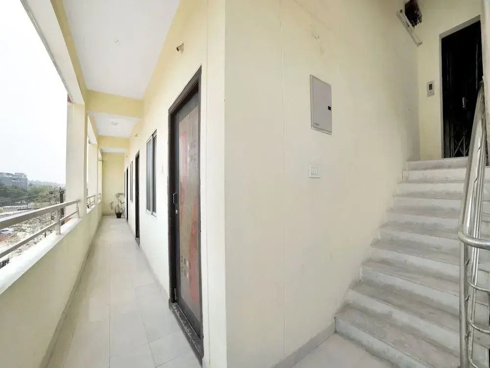 OYO 5564 Hitech Suites