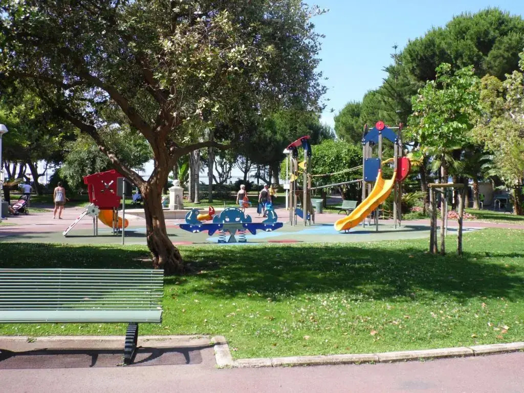 CANNES plage 2mn/45m2/vue mer/inernet/clim/parking privé