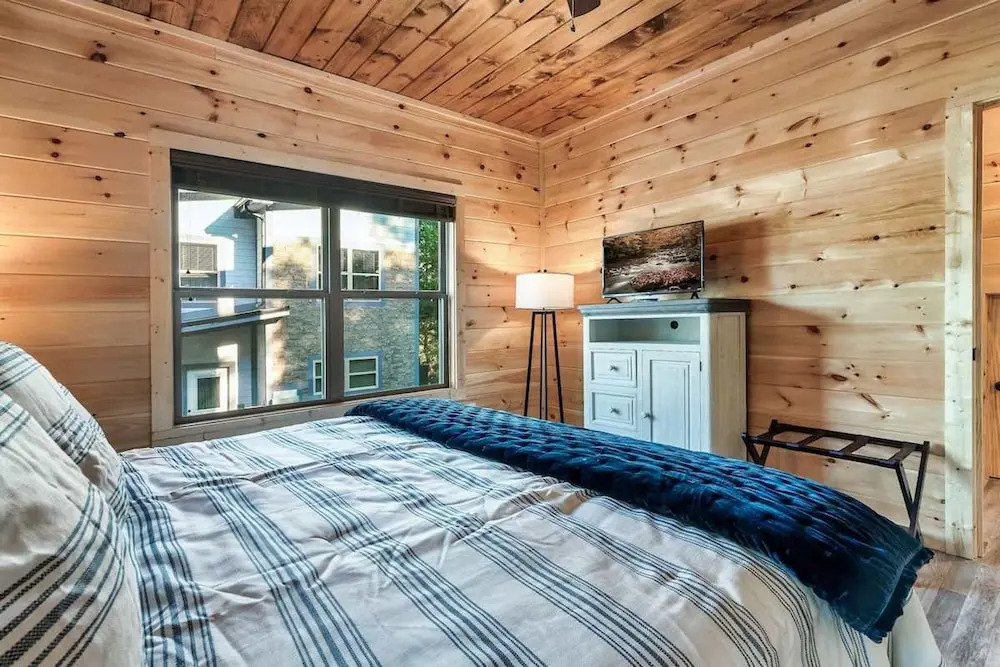 Modern 5 Bedroom Cabin Close-dollywood Game Room