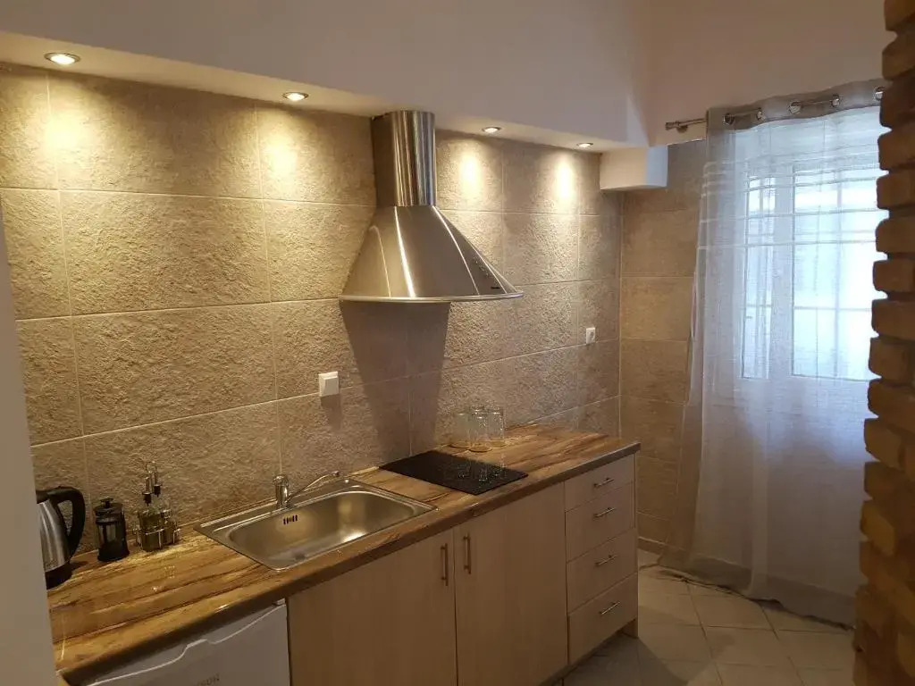 JOHN BEAUTY 50m2, METRO and ACROPOLIS 5'