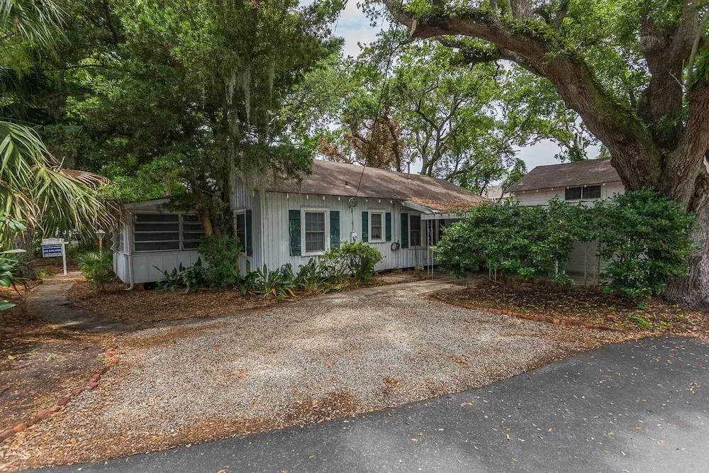 318 Arnold Road by Hodnett Cooper