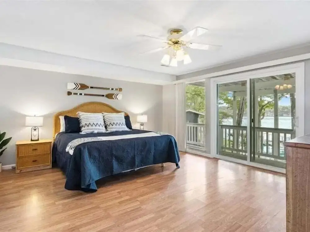 New! Lakefront Home -amazing Dock -22mm -sleeps 18