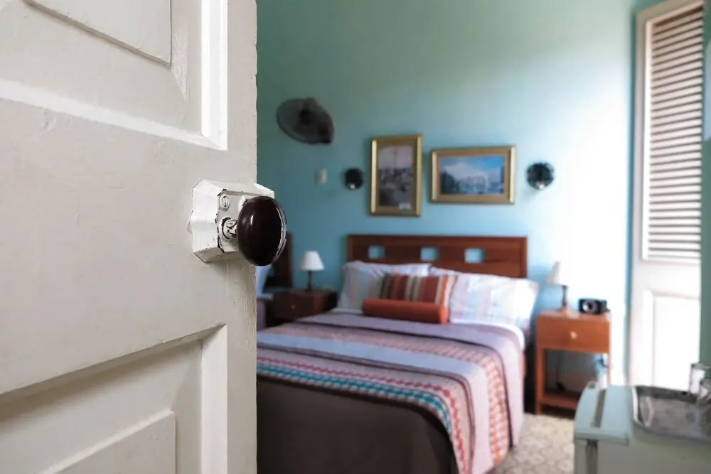Hostal Balcones 3, Knocking on Cuba
